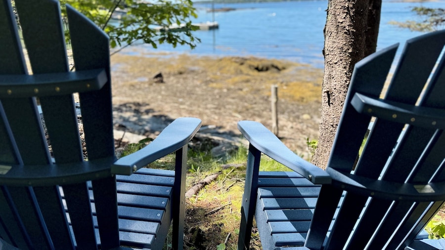 Beautiful Hidden Waterfront Retreat With Rocky Beach