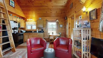 House, Multiple Beds, Patio (Loon Song) | Living area