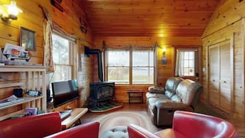 House, Multiple Beds, Patio (Loon Song) | Living area