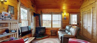 Cozy Cabin in Spectacular Lakefront Location With Great Views - Dog-friendly