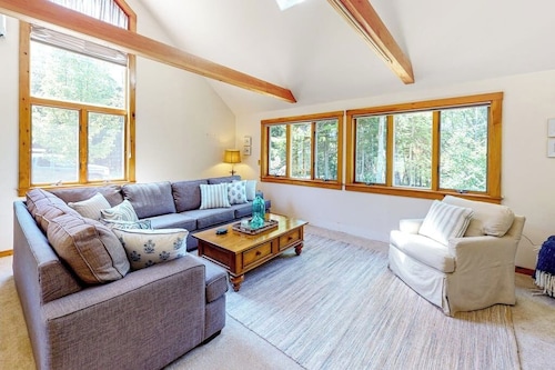 Dog-friendly Beach House With Wifi, Private Washer/dryer, Deck, Beautiful Views