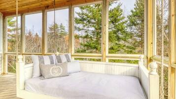 4 bedrooms, individually decorated, individually furnished, bed sheets