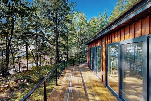 Modern Maine Cottage With River Views, Deck, and a Convenient Washer/dryer
