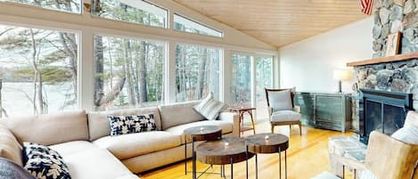 Casa, várias camas, lareira (Loon Cove) | Área de estar