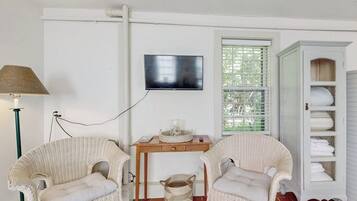 Studio, 1 Queen Bed, Patio, Garden View (Sheepscot Beauty) | Living area
