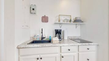 Studio, 1 Queen Bed, Patio, Garden View (Sheepscot Beauty) | Private kitchen