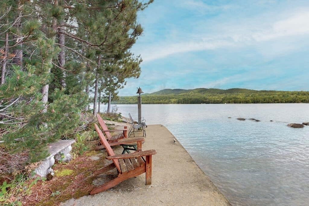 Hus, flere senger, peis (Breakwater Lodge) | Utsikt mot vann