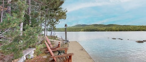 Hus, flere senger, peis (Breakwater Lodge) | Utsikt mot vann