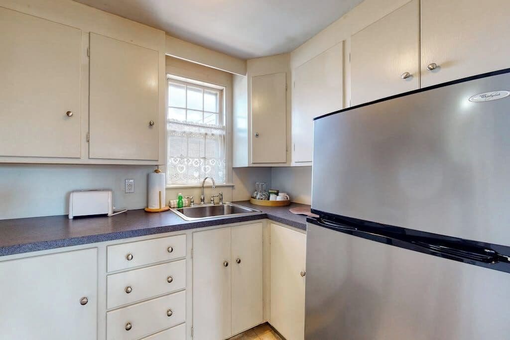 Studio, 1 Queen Bed, Kitchen, Garden View (Maine Memories) | Private kitchen
