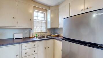 Studio, 1 Queen Bed, Kitchen, Garden View (Maine Memories) | Private kitchen