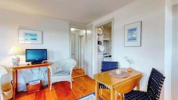 Studio, 1 Queen Bed, Kitchen, Garden View (Maine Memories) | Interior