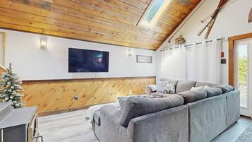 House, Multiple Beds, Patio, Garden View (Max's Retreat) | Living area