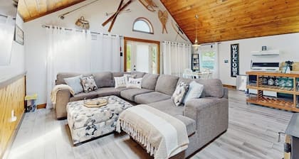 Scenic Retreat With a Spacious Deck, gas Fireplace, and Moosehead Lake Views