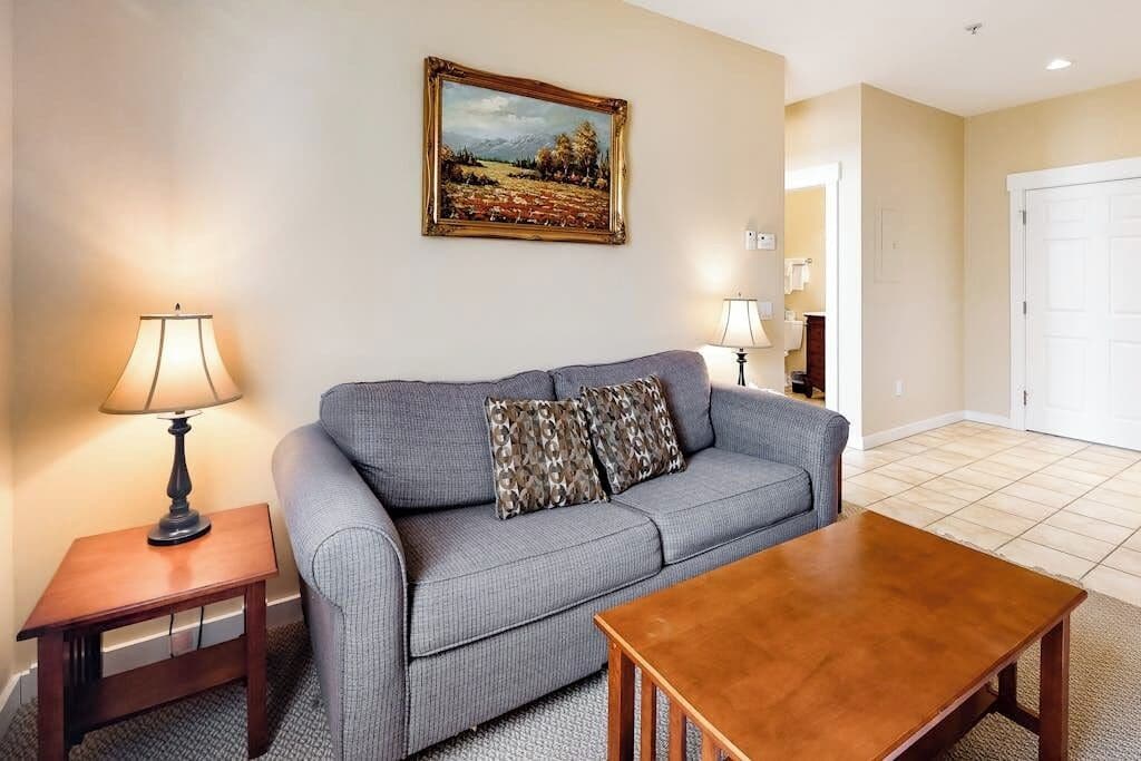 House, 1 King Bed with Sofa bed, Kitchenette, City View (The Colonels Suites Unit 2) | Living area