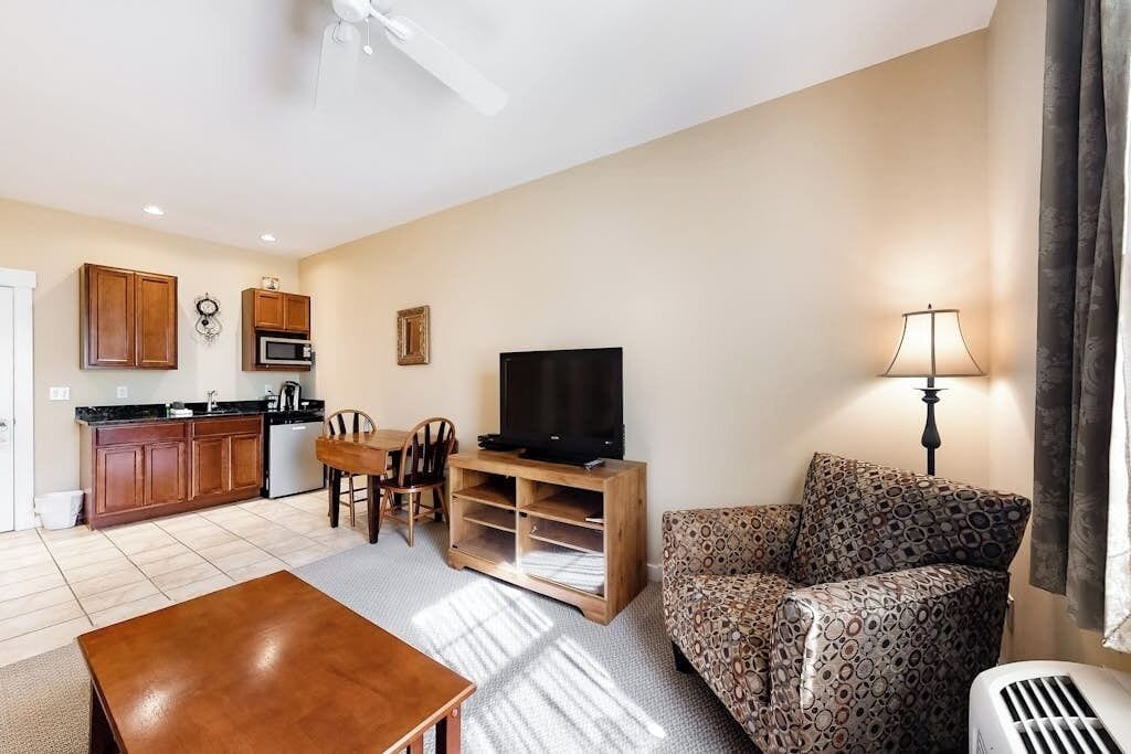 Nhà, 1 giường cỡ king và sofa giường, bếp nhỏ, quang cảnh thành phố (The Colonels Suites Unit 2) | Khu phòng khách