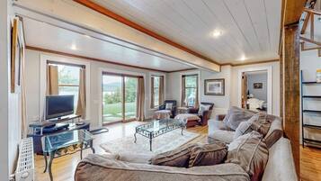 House, Multiple Beds, Balcony (East Cove) | Living area