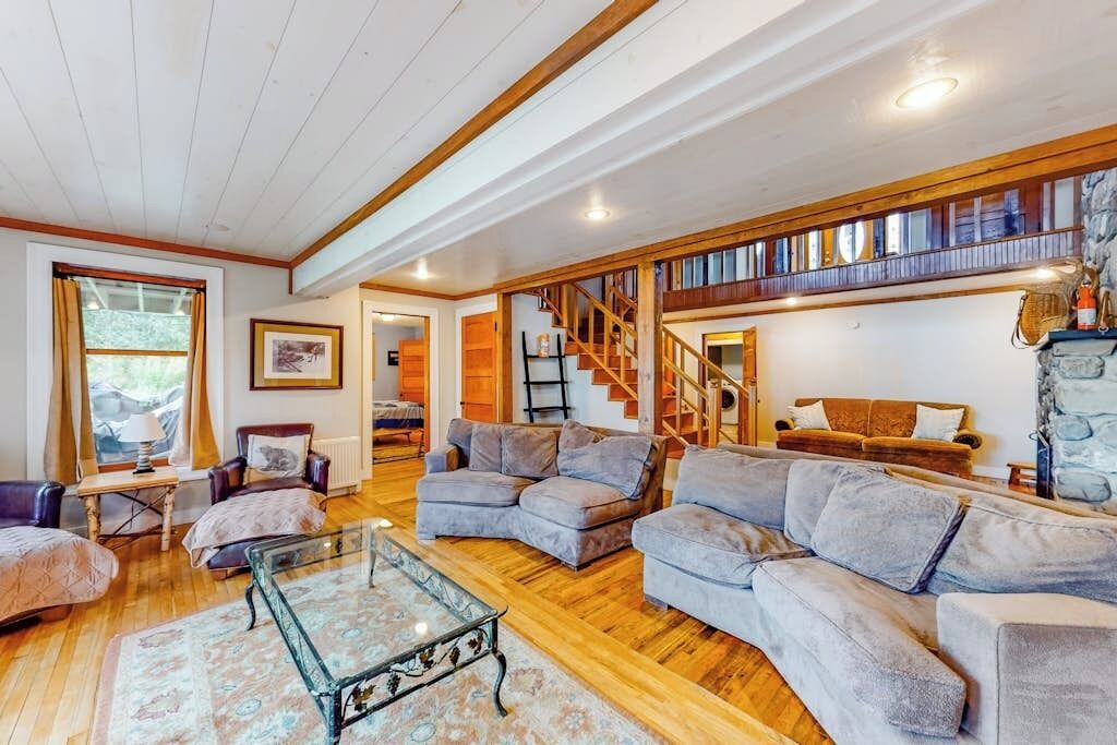 House, Multiple Beds, Balcony (East Cove) | Living area
