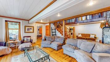 House, Multiple Beds, Balcony (East Cove) | Living area