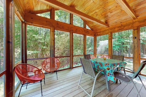 Woodland Home With Screened Porch, 2 Living Rooms - Near Historic Waterfront