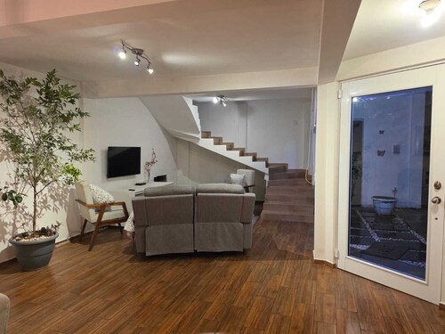 Casa Blanca ideal para familias y trabajo.