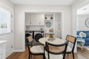 Dining - 3-bedroom Family Home Near Airport & Downtown (Richmond)