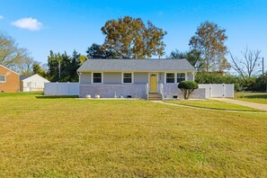 Exterior - 3-bedroom Family Home Near Airport & Downtown (Richmond)