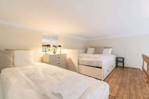 Tabla de planchar con plancha, wifi y ropa de cama 