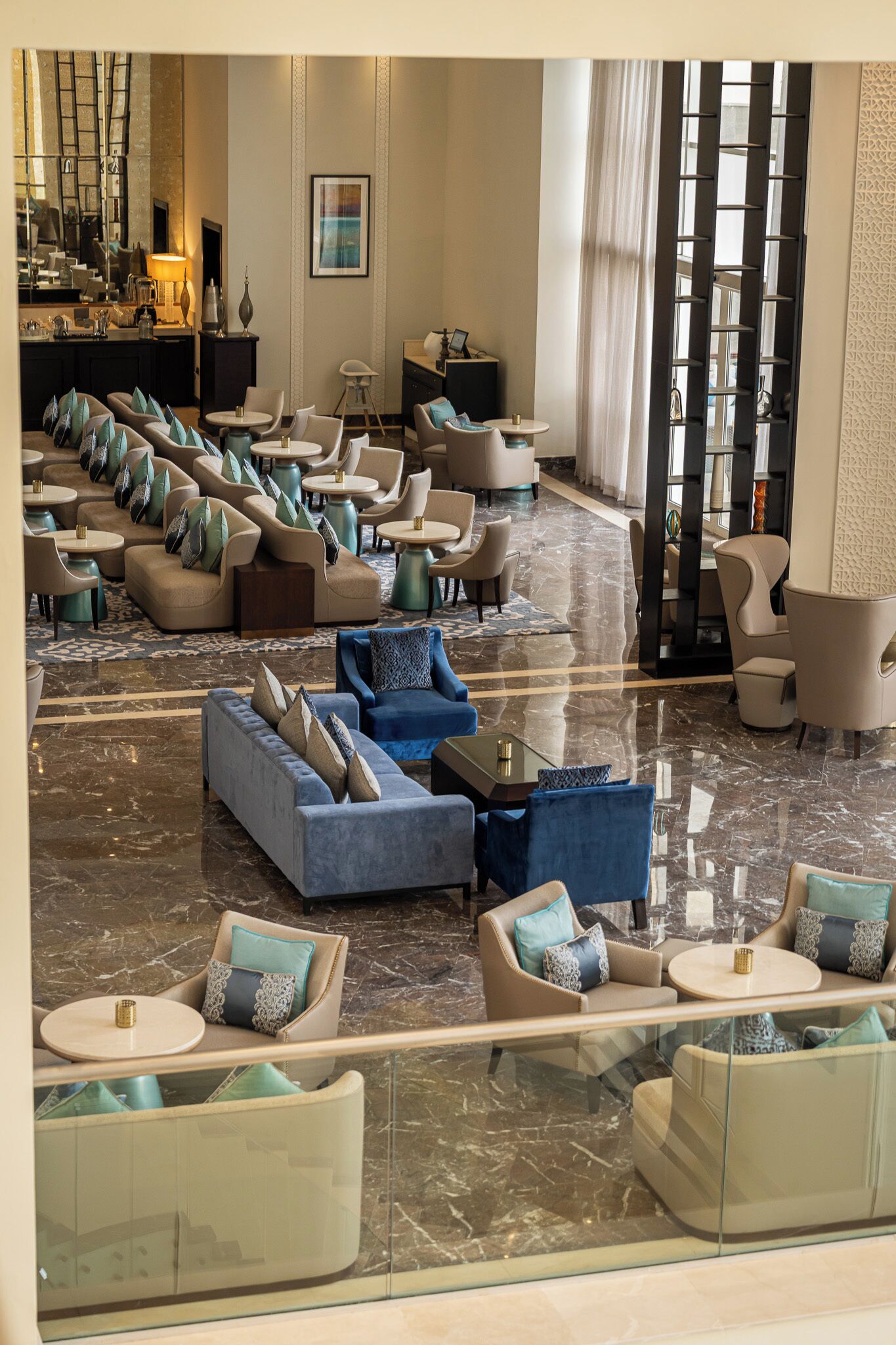 2 bars-salons, 3 bars dans la piscine