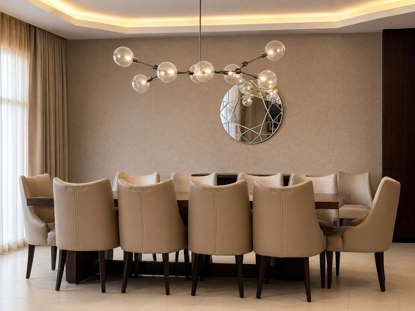Un comedor con una mesa redonda, seis sillas, una lámpara moderna y un espejo decorativo en la pared.