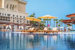 Una piscina techada, una piscina al aire libre
