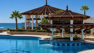 Kolam renang indoor dan kolam renang outdoor