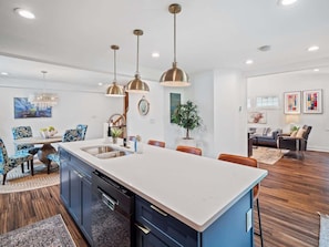 Interior - Walkable Gordon Square - Sleeps 8 - 3BR (Cleveland)