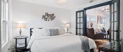 3 habitaciones, escritorio y tabla de planchar con plancha