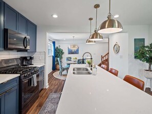 Coffee/tea maker, fridge, microwave, oven - Walkable Gordon Square - Sleeps 8 - 3BR (Cleveland)