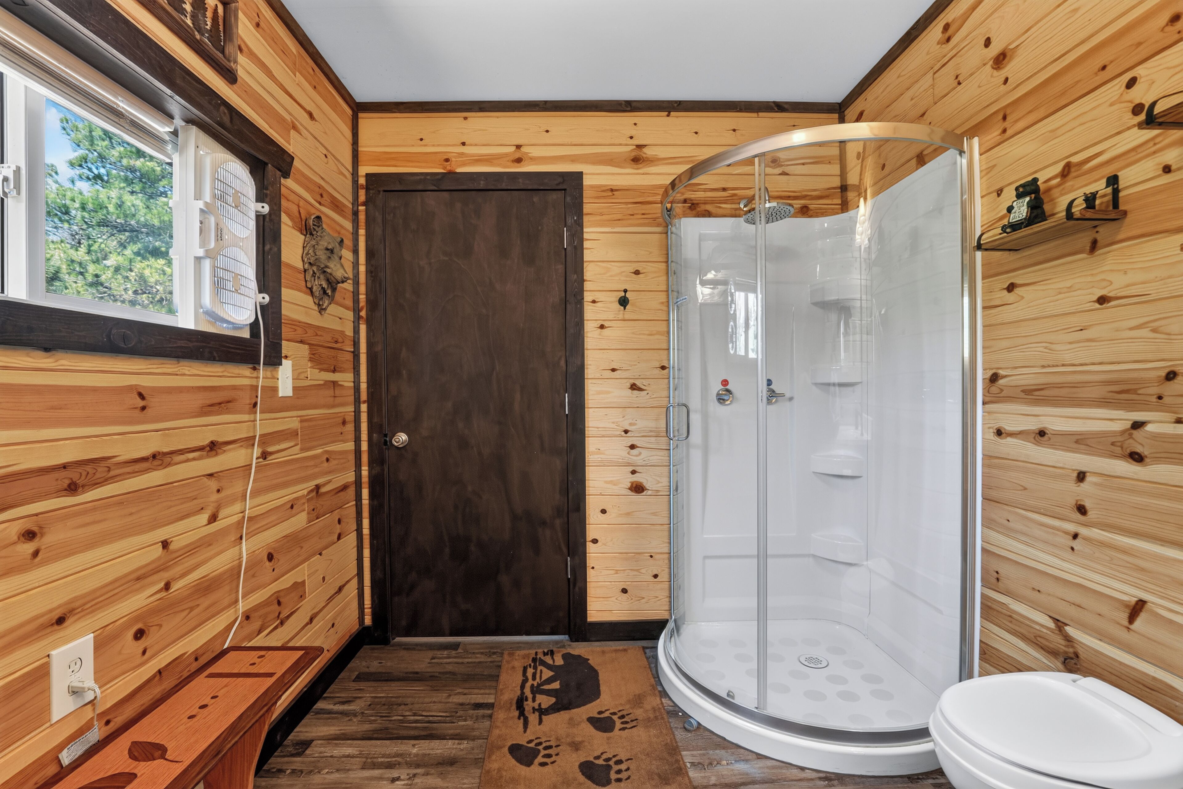 Shower, jetted tub, towels, toilet paper