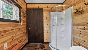 Shower, jetted tub, towels, toilet paper