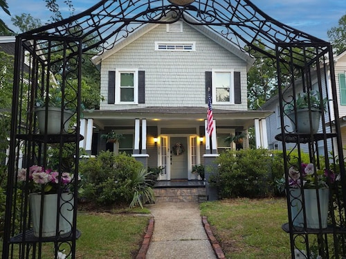 The Byrd’s Nest: Beautiful Historic 5BR with Hot Tub Near Downtown 
Wilmington