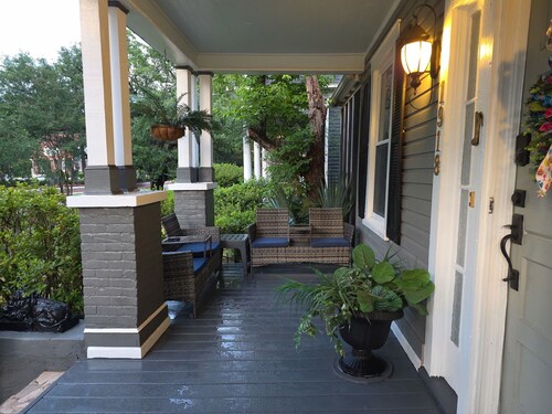 Cozy Fall Getaway: Historic 5BR + Hot Tub & Games Near Downtown & Cargo District