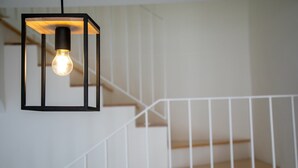 Una escalera con barandillas blancas y escalones de madera.