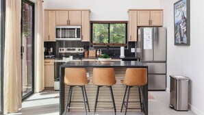 Coffee/tea maker, fridge, microwave, oven - River Run - Riverfront+Pickleball+Hot Tub+Sauna (Shenandoah)