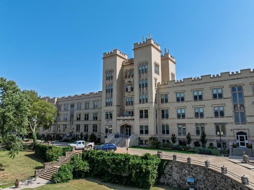 Cozy Suite in Historic Marymount