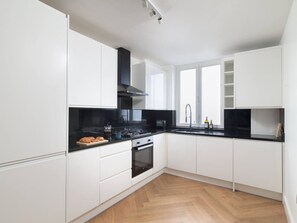 Coffee/tea maker, fridge, oven, stovetop - Hampstead Heath 2 bed (Greater London)