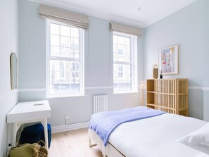 Een bureau, een strijkplank/strijkijzer, reisbedje, gratis wifi