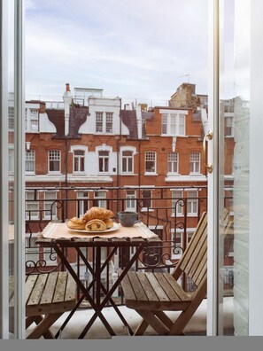 Dining - Sunny Roof Terrace Barons Court Sleeps 4-6 (Greater London)