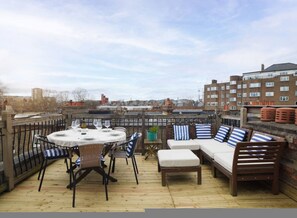 Outdoor dining - Sunny Roof Terrace Barons Court Sleeps 4-6 (Greater London)