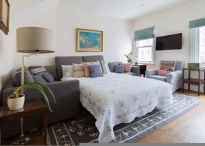 Desk, iron/ironing board, travel cot, free WiFi - Sunny Roof Terrace Barons Court Sleeps 4-6 (Greater London)