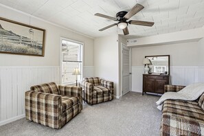 Living area - Charming 6BR Colonial Beach Retreat, Walk to the Beach (Colonial Beach)