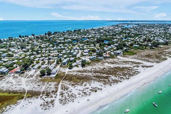 Beach nearby - Beautiful, well-maintained home w heated private pool - walk to beach & dining (Anna Maria)