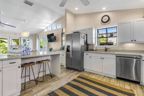 Coffee/tea maker, fridge, microwave, oven - Beautiful, well-maintained home w heated private pool - walk to beach & dining (Anna Maria)