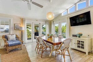 Dining - Beautiful, well-maintained home w heated private pool - walk to beach & dining (Anna Maria)
